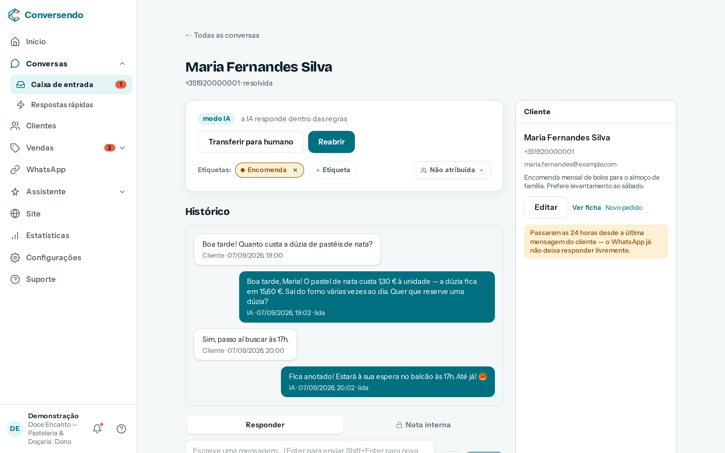 Conversas do Conversendo no computador: a lista de conversas da equipa à esquerda e uma conversa aberta onde a IA atende uma cliente da pastelaria.